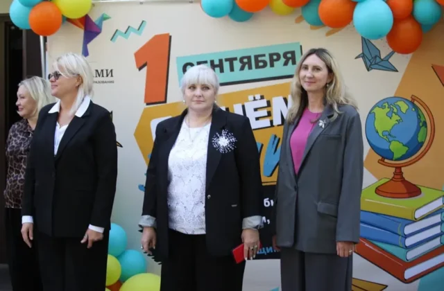 Педагоги школы «Оригами» у фотозоны 1 сентября