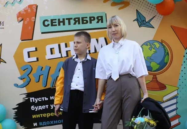 Мама с сыном у фотозоны в первый учебный день