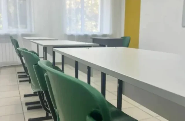 Кабинет с длинными столами для занятий