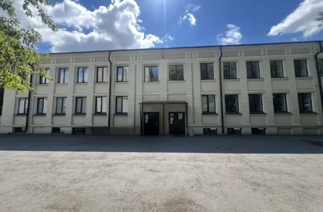 Здание школы «Оригами» в Омске